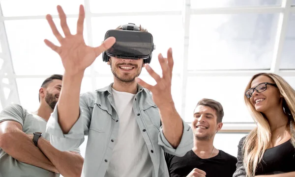 Primer plano interior de los hombres que usan gafas de realidad virtual — Foto de Stock