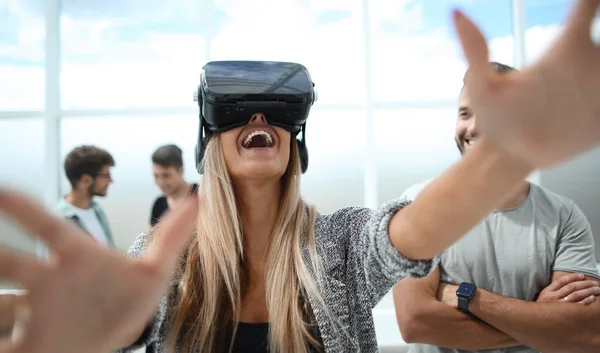 Κορίτσι σε Vr γυαλιά εικονικής πραγματικότητας με το gamepad που παίζει το παιχνίδι — Φωτογραφία Αρχείου