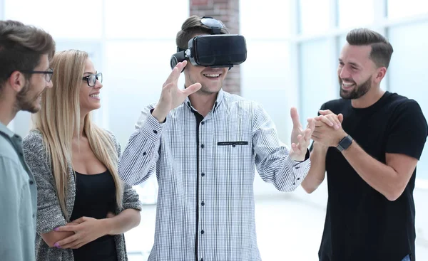 Jonge arts kijken naar man in VR bril — Stockfoto