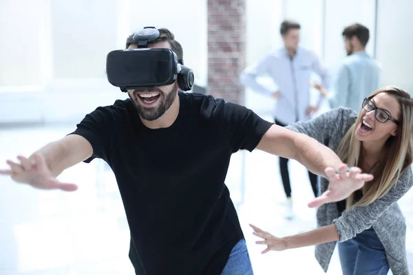 Joven paciente barbudo masculino en gafas VR modernas futuristas en ho — Foto de Stock