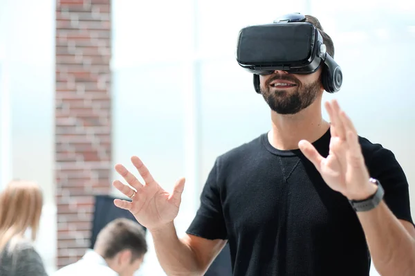 Varón guapo paciente con gafas VR modernas — Foto de Stock