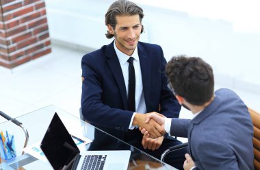 portre. bir ofiste iş el sıkışma.