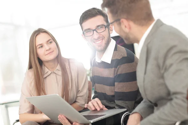 Drei zufriedene Mitarbeiter, die online mit einem Tablet arbeiten — Stockfoto