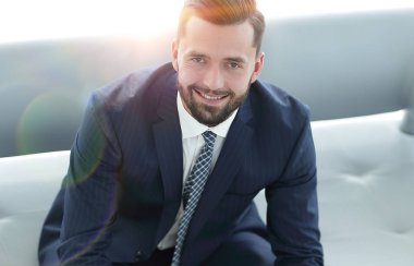 Ofiste dizüstü bilgisayar üzerinde çalışan işadamı Üstten Görünüm