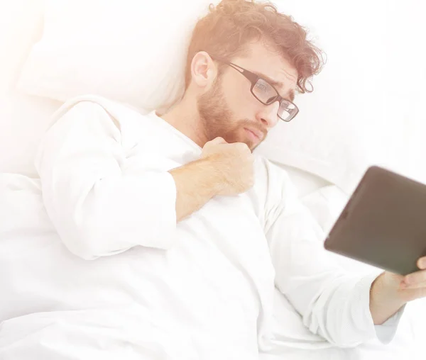 Imagem de fundo. homem moderno com tablet digital — Fotografia de Stock