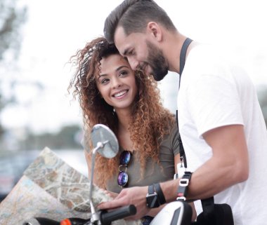 Scooter binmek. Güzel çift sürme scooter birlikte.