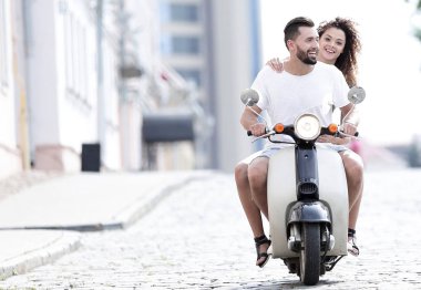 Cool adam ve güzel kız ifade ile scooter üzerinde sürme