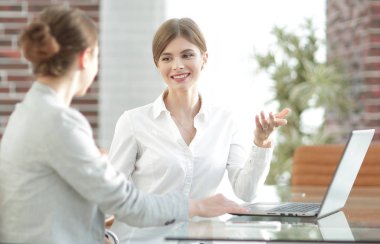 Yöneticisi ve istemci laptop ile alınan bilgi tartışıyorlar