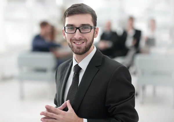 Framgångsrik affärsman på suddig bakgrund business-team. — Stockfoto