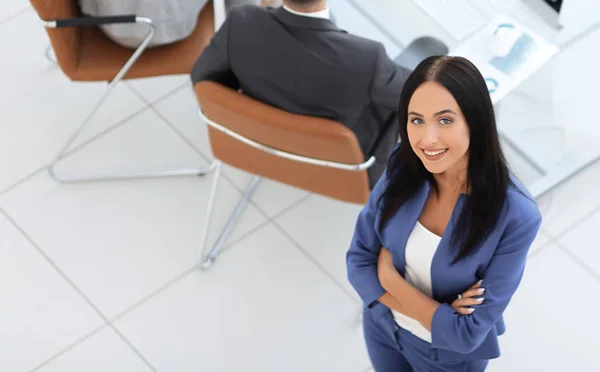 Mujer de negocios sonriendo con colegas trabajando en segundo plano — Foto de Stock