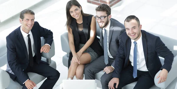 Πορτρέτο του χαμογελώντας επιχειρηματική ομάδα κάθεται στο γραφείο υποδοχής — Φωτογραφία Αρχείου