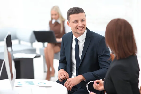 Manager parlare con un collega sul posto di lavoro — Foto Stock