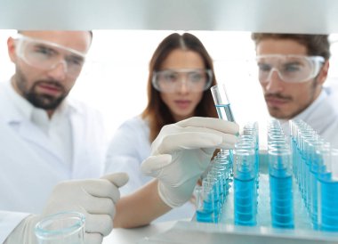 arka plan görüntüsü sıvı cam tüp içinde eğitim bilim adamları bir grup olduğunu.