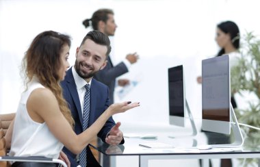 söz, Masa başında oturan arkadaşları