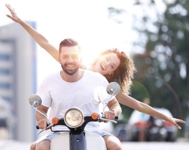 Güneşli bir günde bir şehir sürme mutlu genç Çift