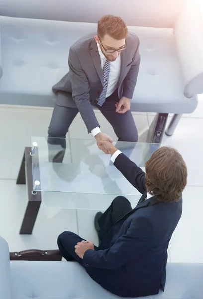 Colleghi che si stringono la mano in ufficio — Foto Stock