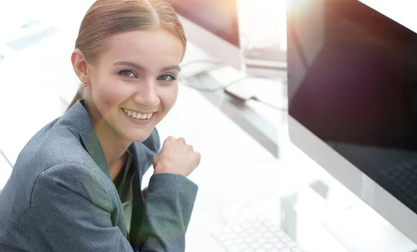 Junge Geschäftsfrau arbeitet mit Finanzdokumenten — Stockfoto