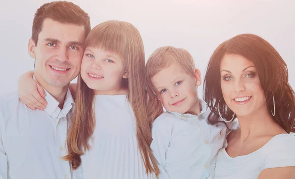 Όμορφη ευτυχισμένη οικογένεια - απομονωμένη σε λευκό φόντο — Φωτογραφία Αρχείου