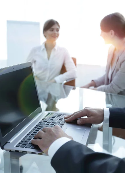 Primer plano de las manos masculinas escribiendo en un ordenador portátil . — Foto de Stock