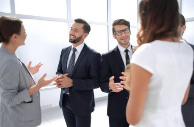 up.Business takım ayakta ofisinin lobisinde kapatın