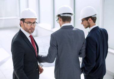 arka view.businessman ve yeni ofisinde ayakta Mimarlar