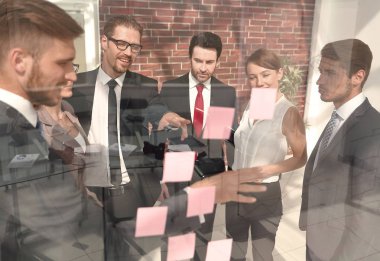 Cam Yönetim Kurulu ile ilgili notlar üzerinde gösterilen iş takım