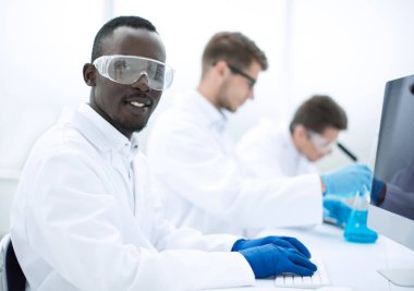 bir bilgisayarda çalışan umut verici bilim adamı