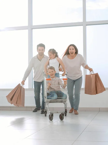 Szczęśliwa rodzina w pośpiechu, aby sklep — Zdjęcie stockowe