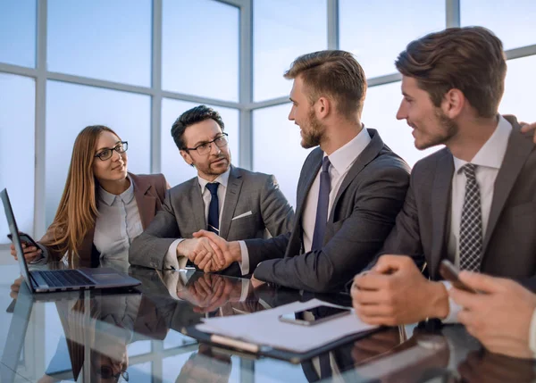 Teamwerk aan computerprobleem — Stockfoto