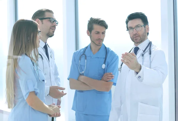 Medico capo che parla con il personale ospedaliero — Foto Stock