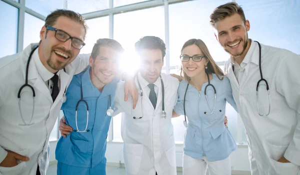 Bild av unga lag eller grupp läkare — Stockfoto
