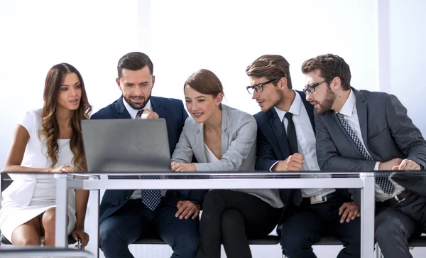 Grupp affärsmän brainstorming tillsammans i mötesrummet. — Stockfoto