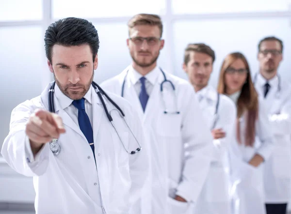 Médecin strict, vous pointant du doigt, debout sur le lieu de travail — Photo