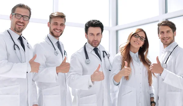 Grupo de médicos mostrando pulgares hacia arriba — Foto de Stock