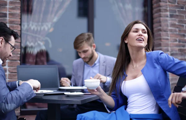 Üzleti nő ül egy asztalnál, egy hangulatos kávézó — Stock Fotó