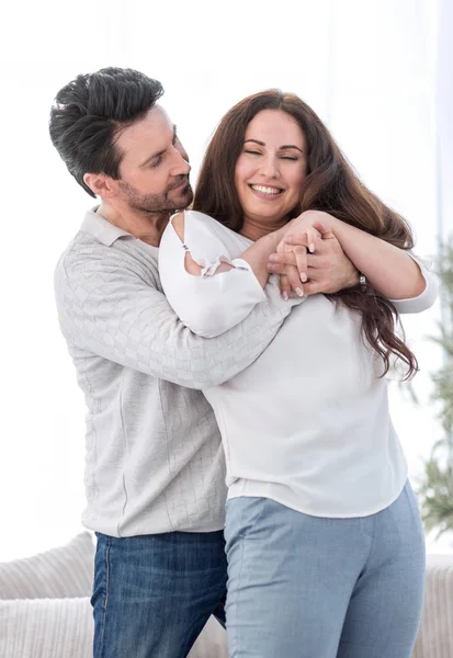 Ευτυχισμένος σύζυγος αγκαλιάζει έγκυος γυναίκα — Φωτογραφία Αρχείου
