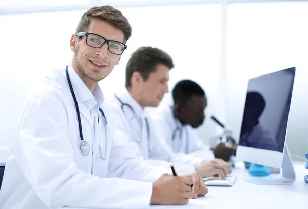 Grupp av läkare som utför laboratoriestudier — Stockfoto