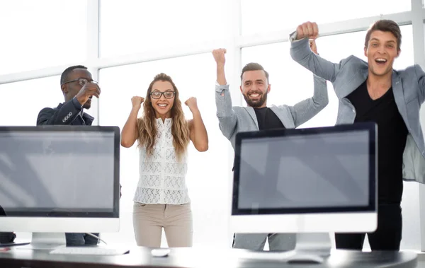 Triumfujący biznesowych zespołu stojący w biurze — Zdjęcie stockowe