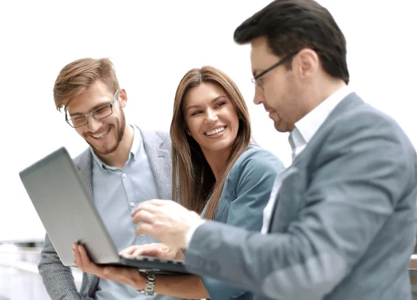 Close-up. attente business collega's kijken naar de laptop scherm — Stockfoto