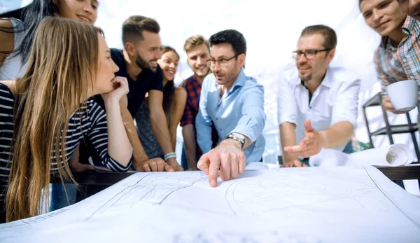 Equipo de arquitectos está discutiendo un nuevo proyecto — Foto de Stock