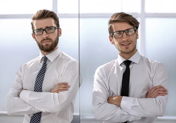Två glada självsäkra unga affärsmän står med armarna korsade i office — Stockfoto