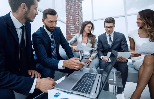 Wirtschaftsteam diskutiert Finanzdokumente. — Stockfoto