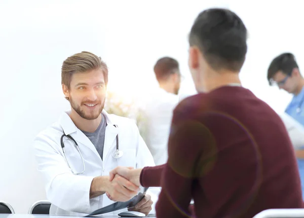 Stretta di mano tra medico e paziente — Foto Stock