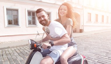 Genç çift bir scooter sürme ve having fun