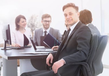 iş takım ön planda bir üst düzey yönetici ile