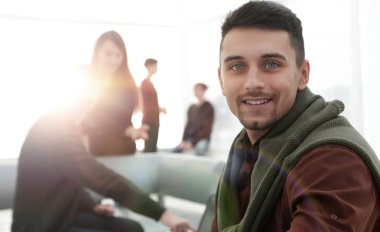 Modern adam arka planda ofis.