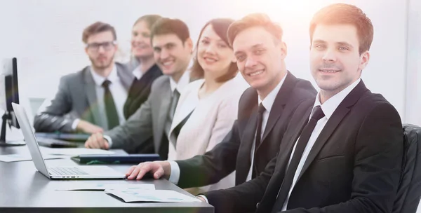 Gerente de proyecto y equipo profesional de negocios sentado en Desk — Foto de Stock