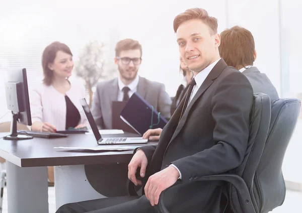 Equipo de negocios con un gerente senior en primer plano — Foto de Stock