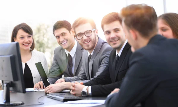 Uomo d'affari iniziare incontro con il team di lavoro — Foto Stock