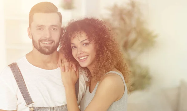 Happy young people standing in a new house — Stock Photo, Image